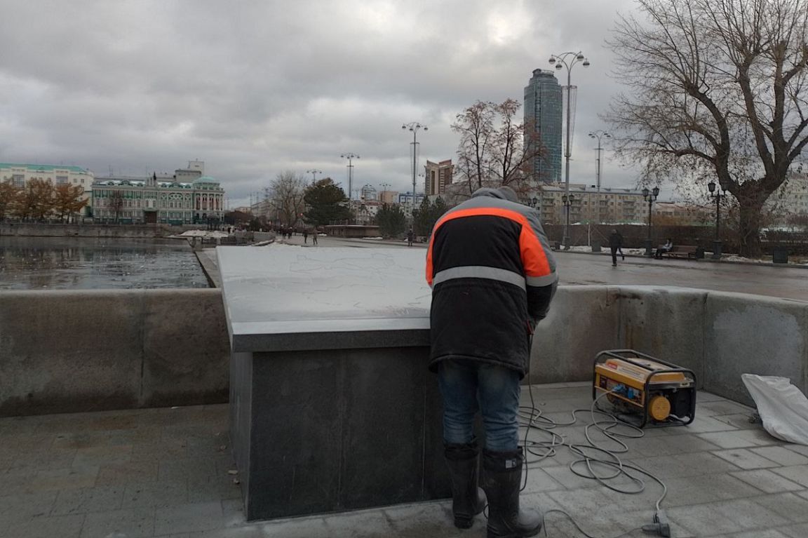 В Екатеринбурге начали переделывать гранитную карту, похожую на надгробие -  «Уральский рабочий»